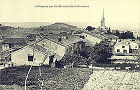 gravure ancienne représentant le village de dolmayrac avec son clocher en fond