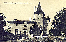 gravure représentant le château de Laval en vue rapprochée