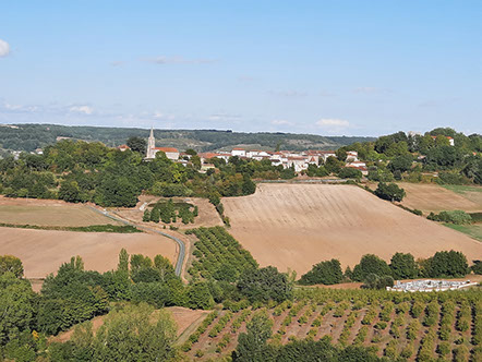 vue aérienne de dolmayrac représentant le village au centre avec vue sur les colines alentours